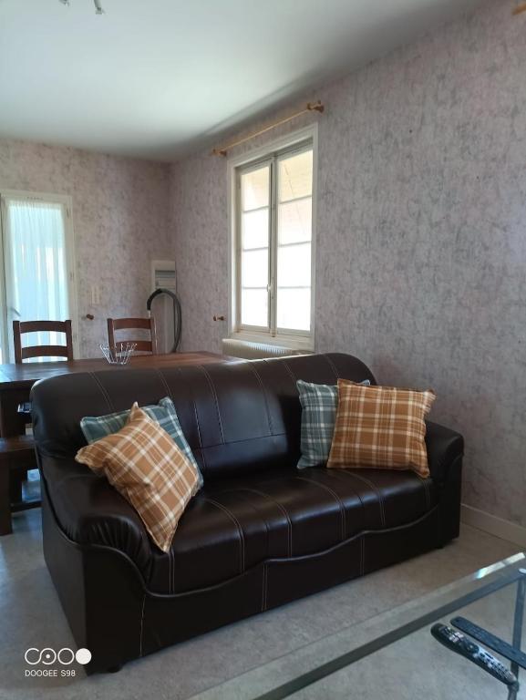 Posezení v ubytování appartement avec terrasse et jardin