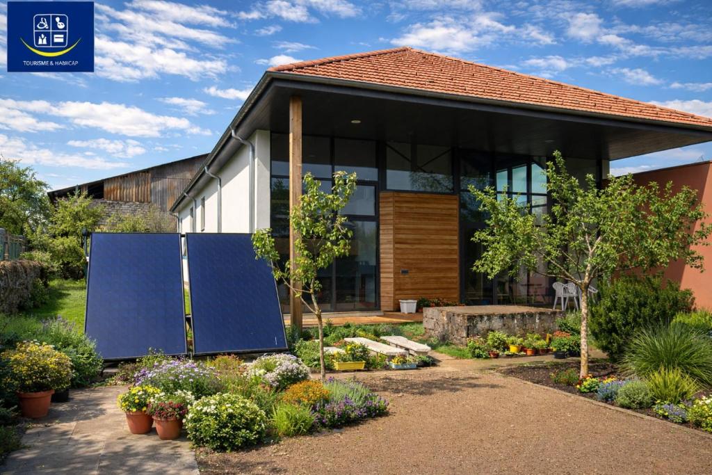 una casa con una grande porta blu in un giardino di La Verrière du May a Sancy-le-Bas