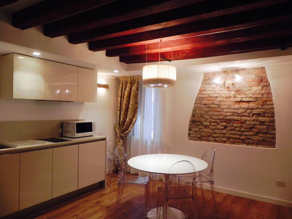 A kitchen or kitchenette at Home Venice Apartments-Rialto 1 - 2 - 3
