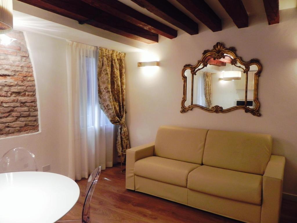 A seating area at Home Venice Apartments-Rialto 1 - 2 - 3