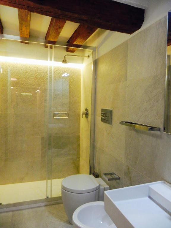 A bathroom at Home Venice Apartments-Rialto 1 - 2 - 3