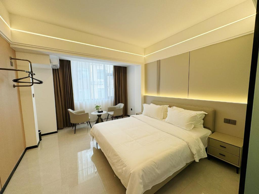 una camera da letto con un grande letto bianco e un tavolo di Four Seasons Hotel a Vientiane