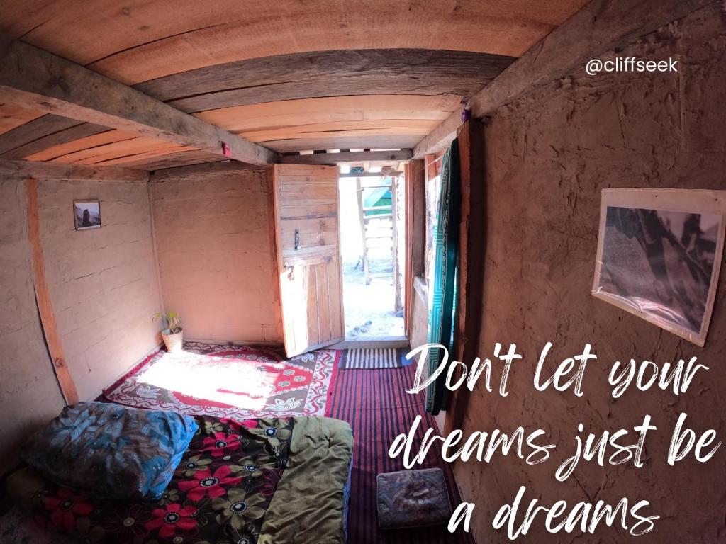 een kleine kamer met een bed en een raam bij Cliff Seek in Kalgha