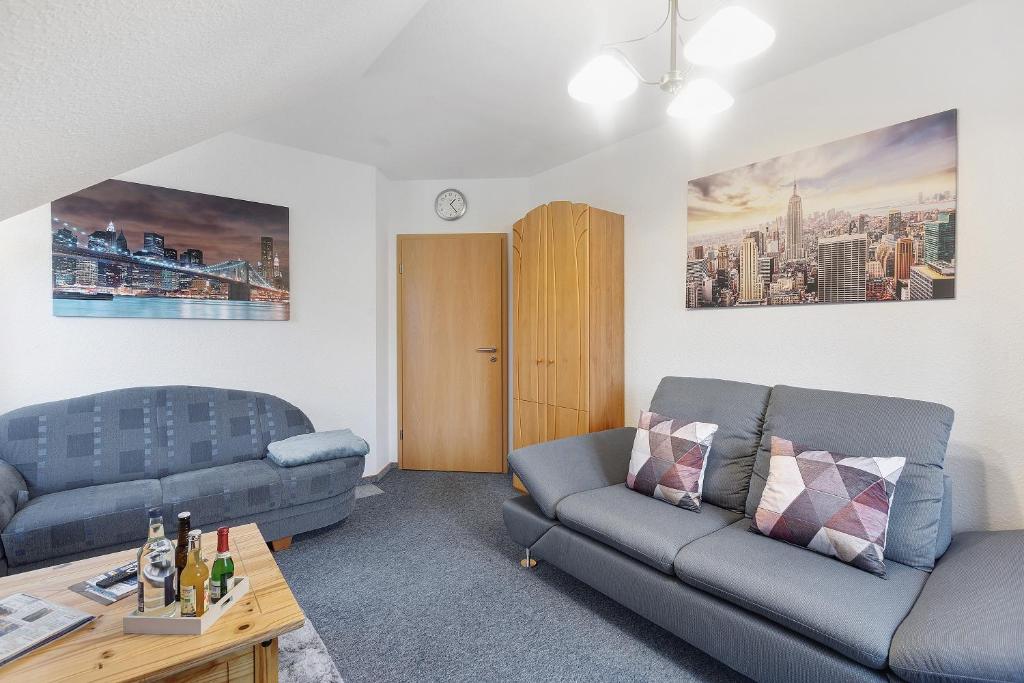 een woonkamer met twee banken en een tafel bij Ferienwohnung Westfeld in Bestwig