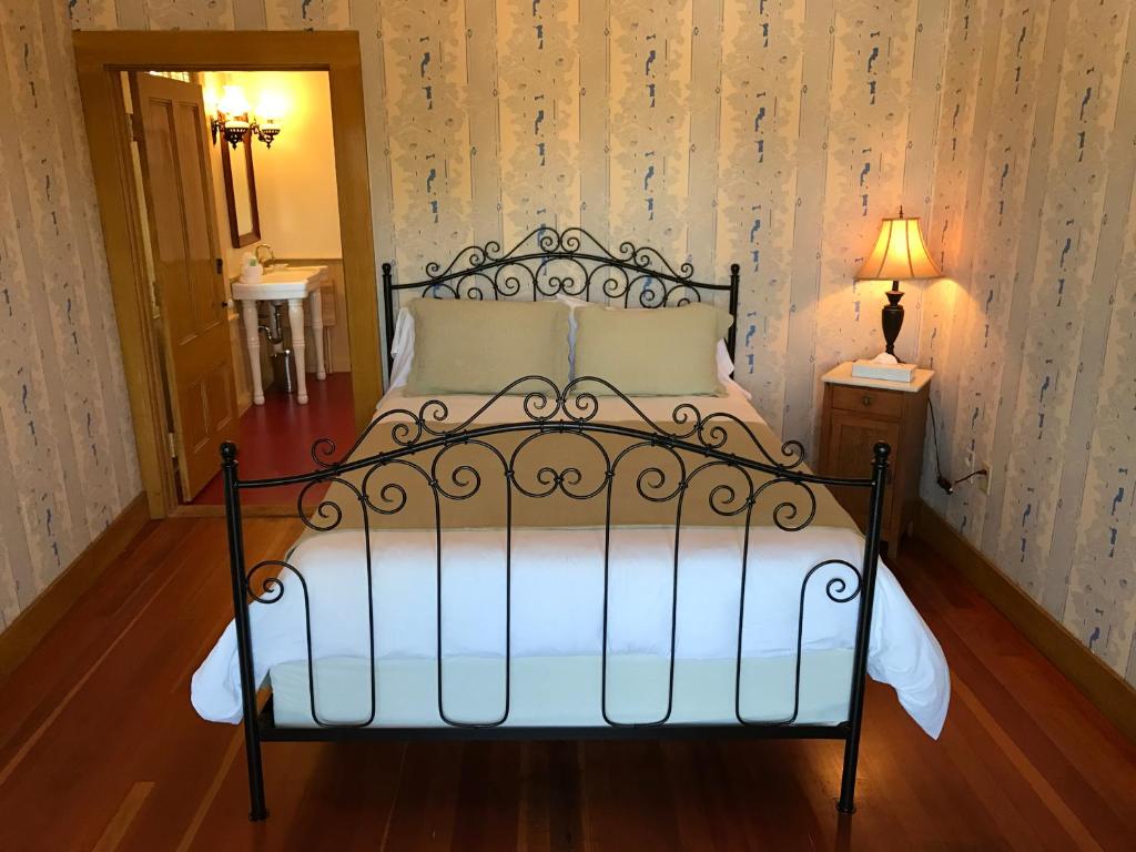Postel nebo postele na pokoji v ubytování Cosmopolitan Hotel