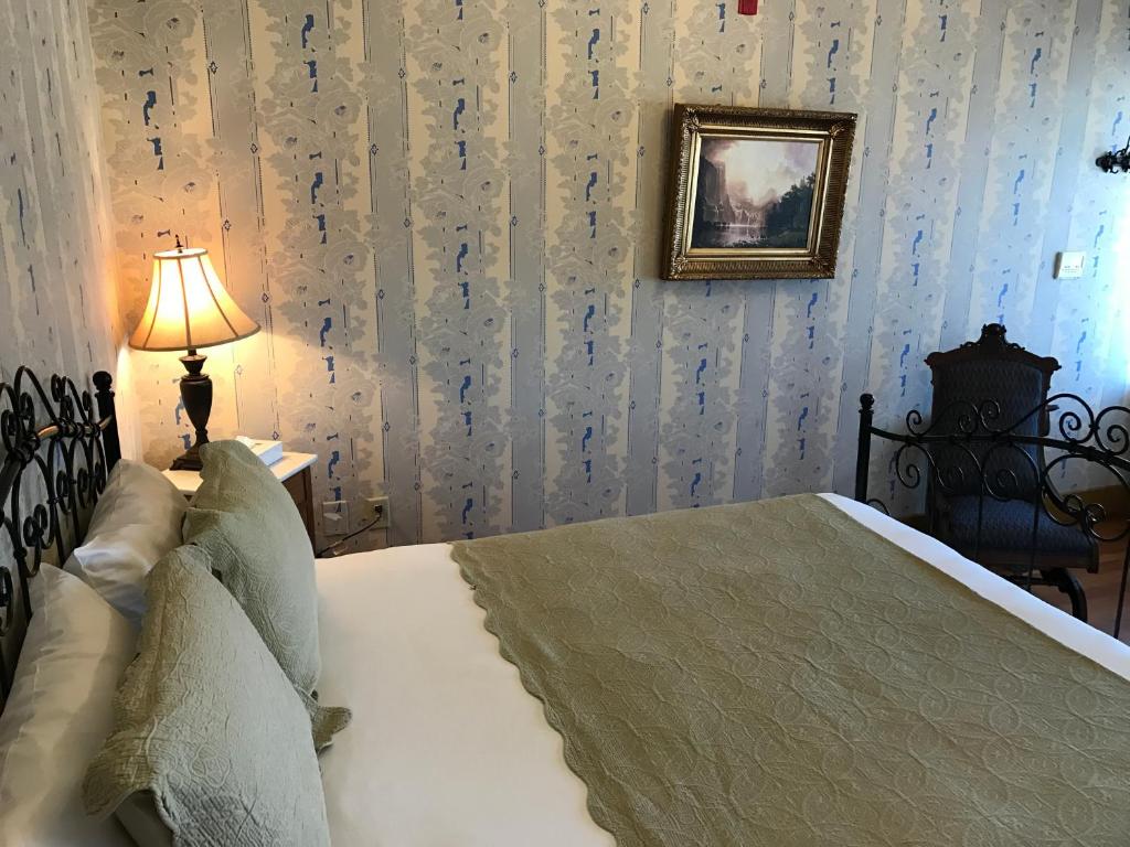 Postel nebo postele na pokoji v ubytování Cosmopolitan Hotel