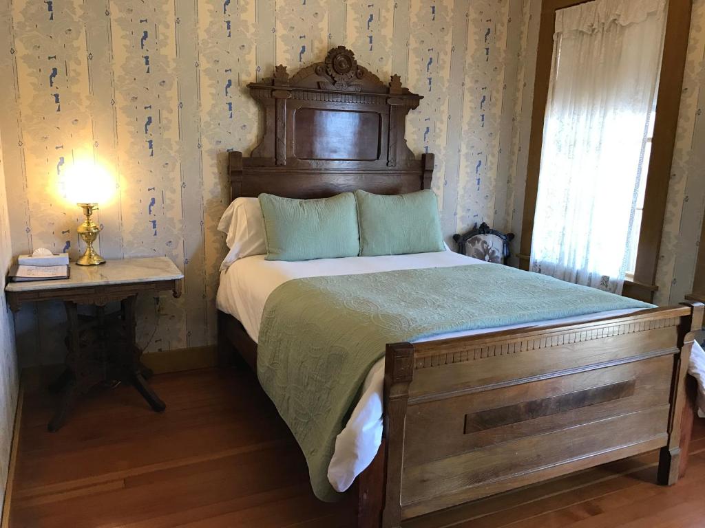 Postel nebo postele na pokoji v ubytování Cosmopolitan Hotel