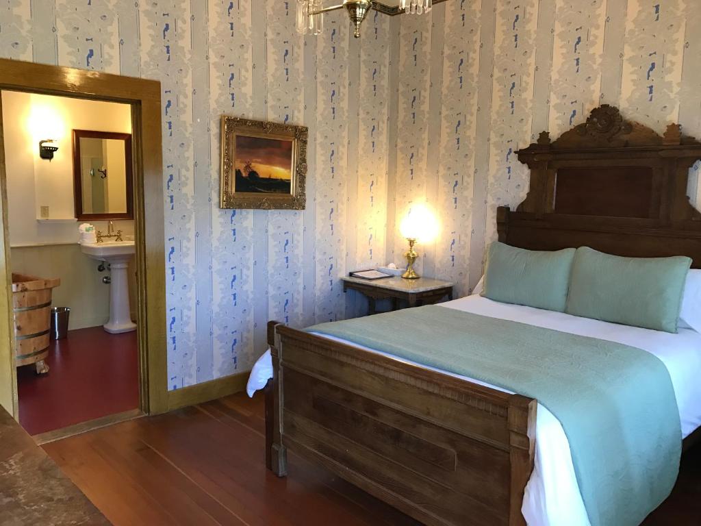 Postel nebo postele na pokoji v ubytování Cosmopolitan Hotel