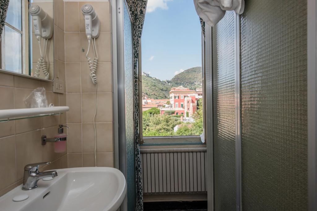 Nespecifikovaný výhled na hory nebo výhled na hory při pohledu z hotelu