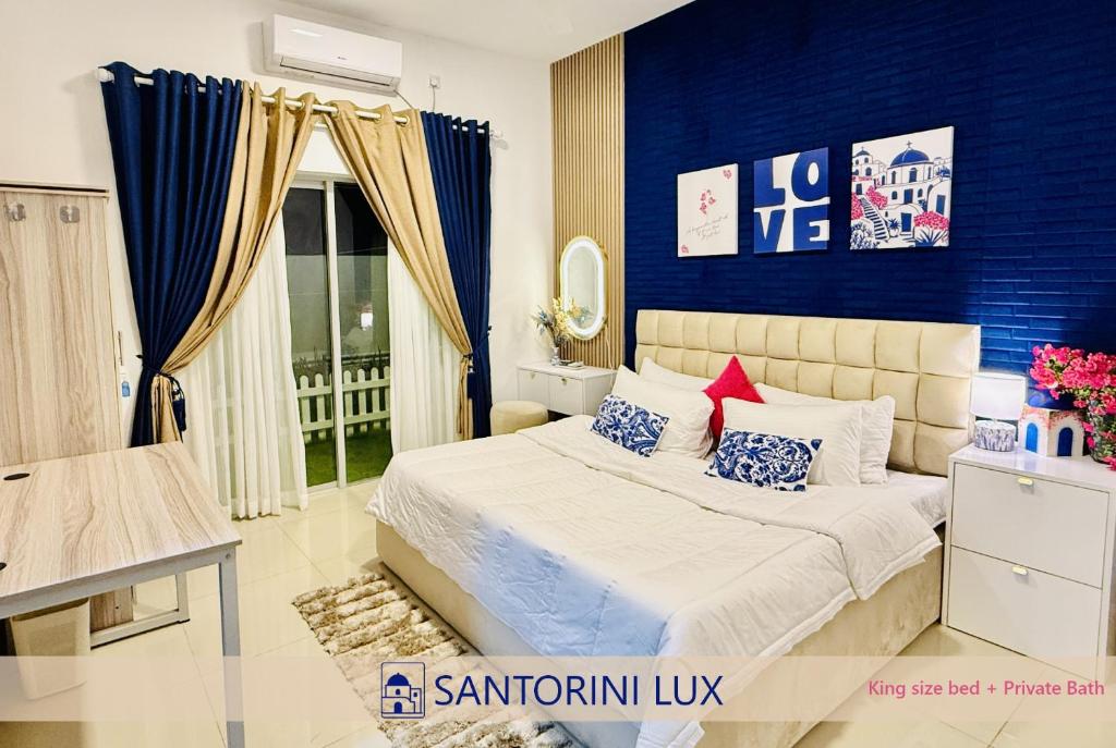 En eller flere senge i et værelse på Rizz Santorini Apartment