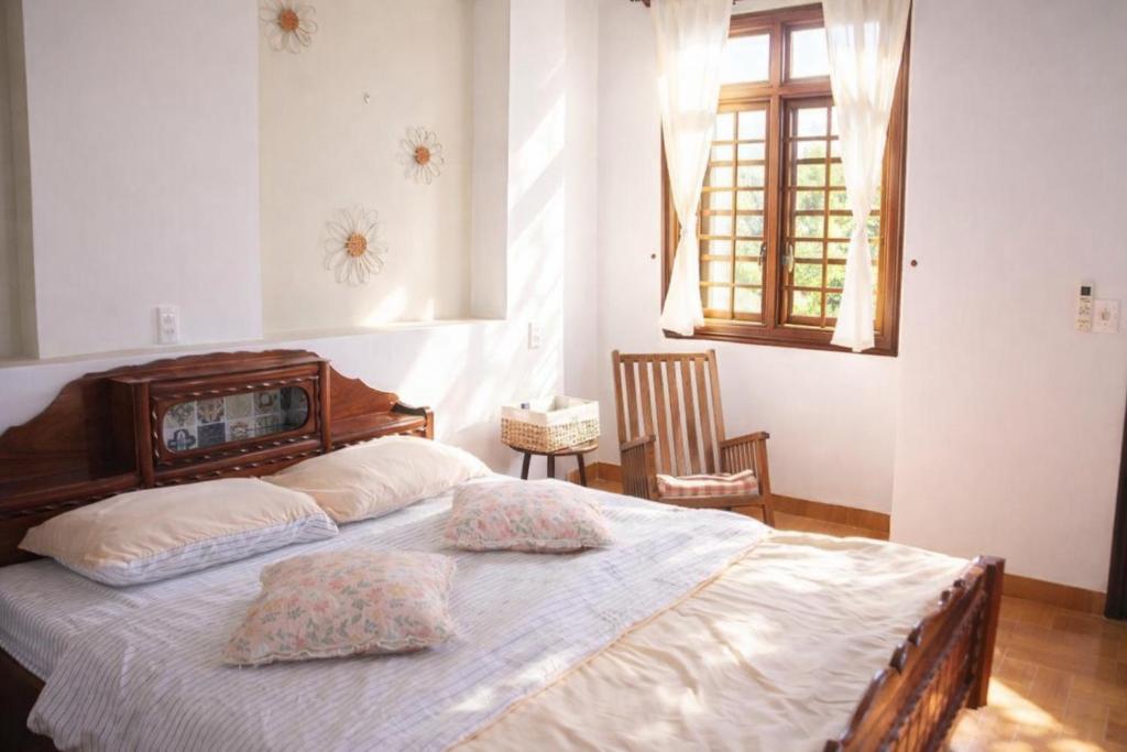 En eller flere senge i et værelse på Cá Homestay