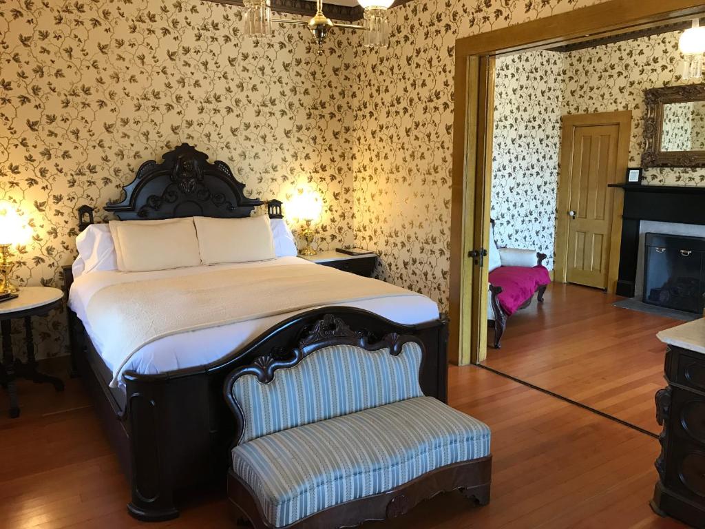 Postel nebo postele na pokoji v ubytování Cosmopolitan Hotel