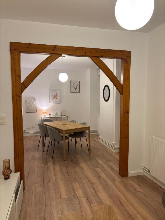 een eetkamer met een tafel en stoelen bij Le Parisien - Cœur de Saint-Brieuc in Saint-Brieuc