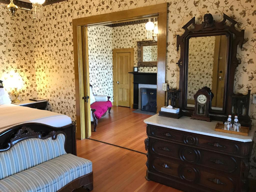 Postel nebo postele na pokoji v ubytování Cosmopolitan Hotel