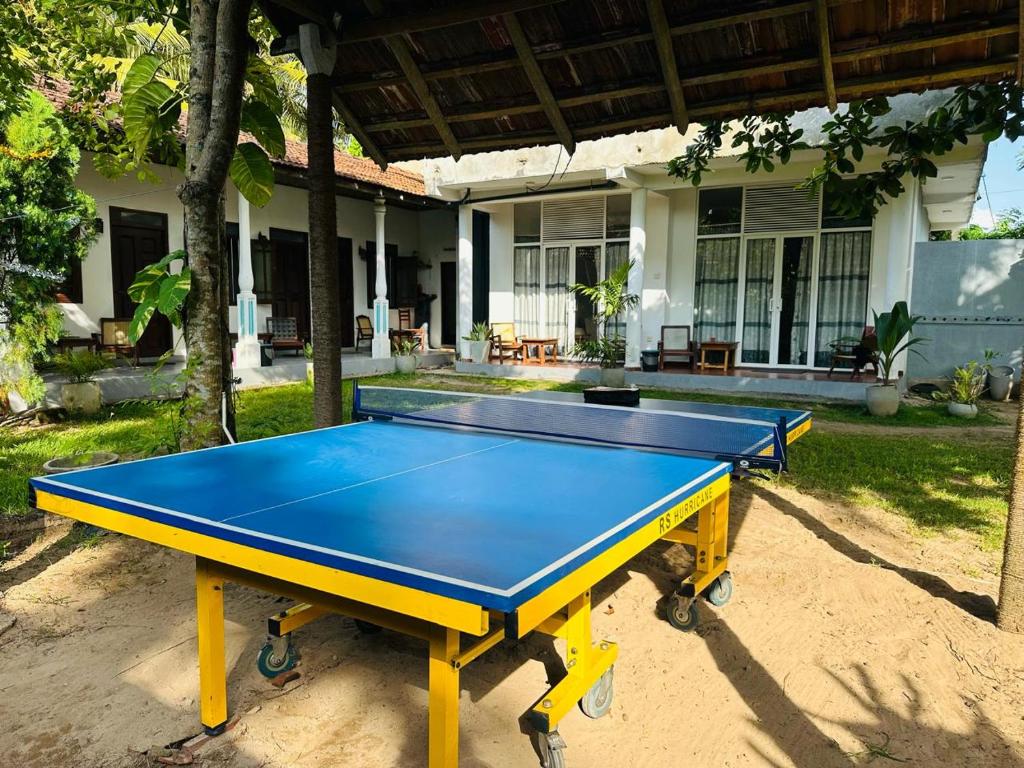 een tafeltennistafel voor een huis bij Lotus Surf House in Midigama East