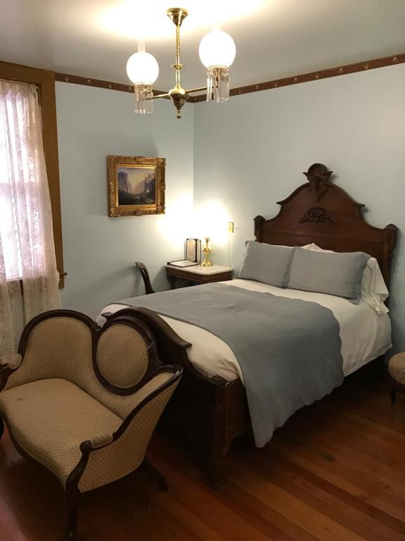 Postel nebo postele na pokoji v ubytování Cosmopolitan Hotel