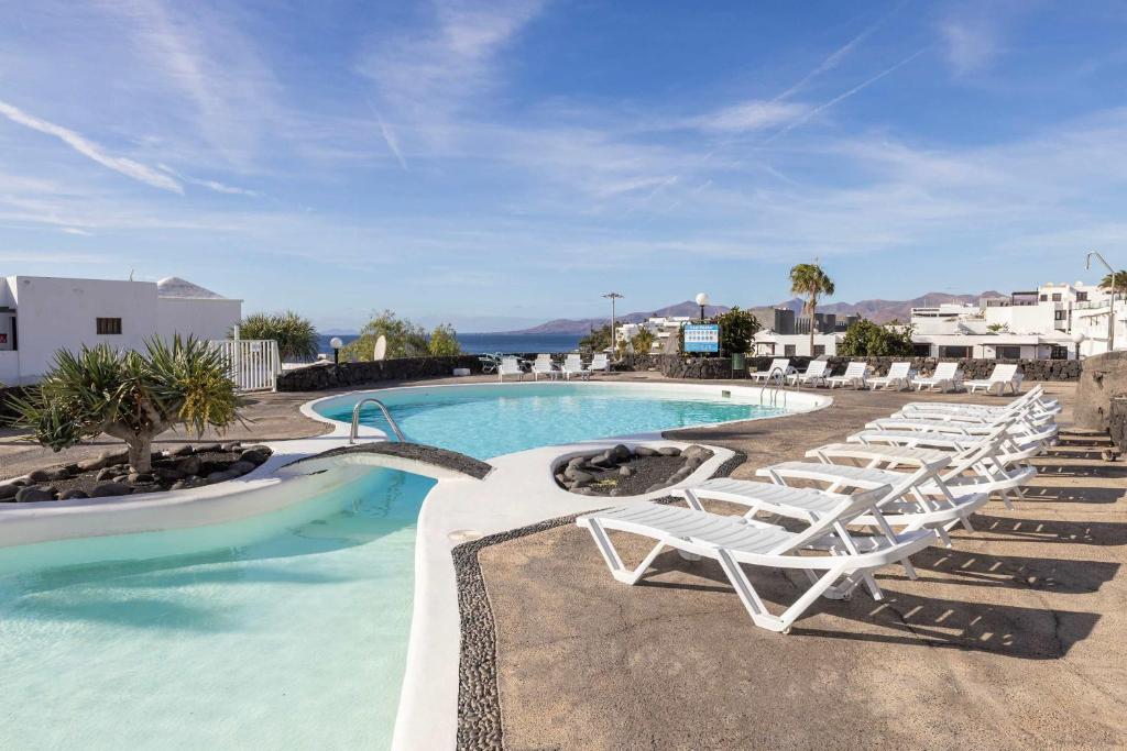 Tabaybas 7 Beachfront Pool Sea Views by Bayside