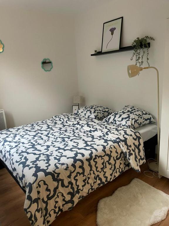 Postel nebo postele na pokoji v ubytování Le petit cocon argentois proche Bezon-La Défense