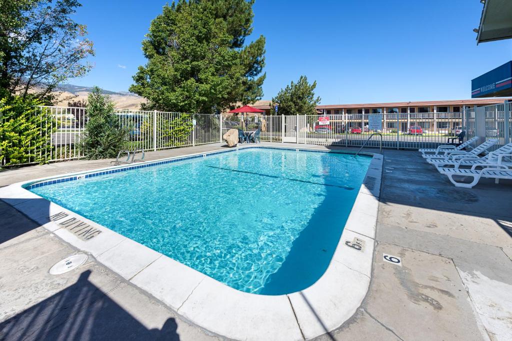 Bazén v ubytování Motel 6-Carson City, NV nebo v jeho okolí