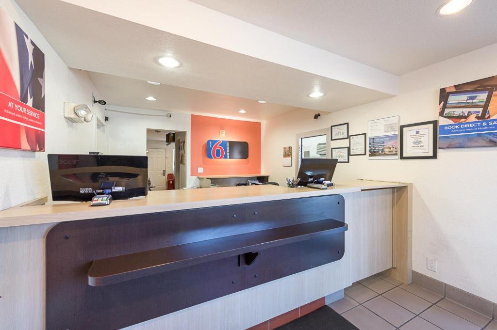 Kuchyň nebo kuchyňský kout v ubytování Motel 6-Carson City, NV