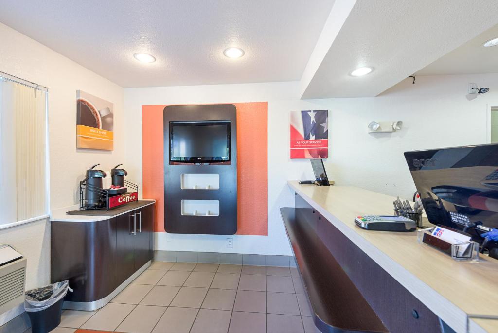 Kuchyň nebo kuchyňský kout v ubytování Motel 6-Carson City, NV