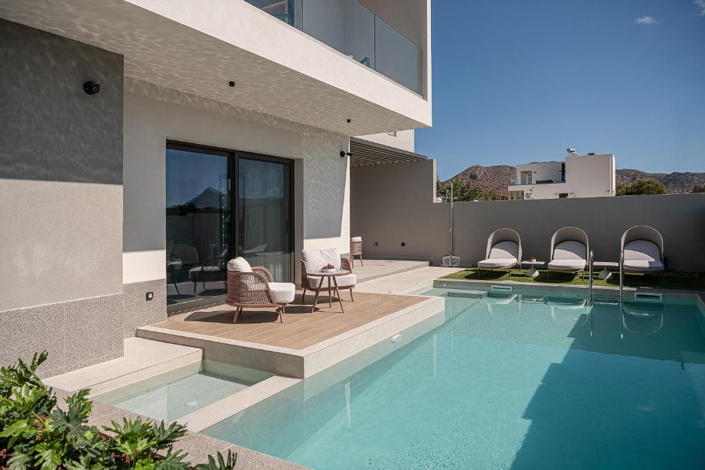 een huis met een zwembad met stoelen ernaast bij Sav & Leo Mindful Residences in CHQ