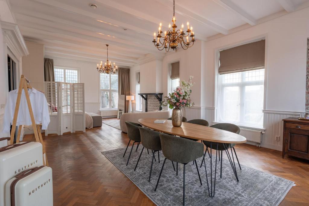 een woonkamer met een tafel en stoelen bij Hotel het Oude Raadhuis in Castricum
