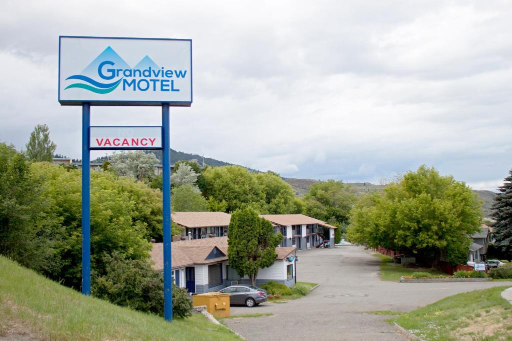 un cartel para el motel Grandview en un estacionamiento en Grandview Motel en Kamloops