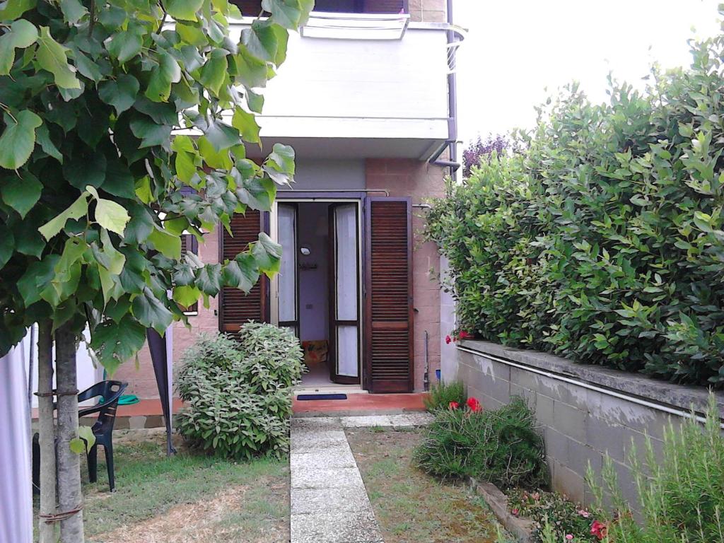 dos fotos de una casa con una puerta y un jardín en Bed And Breakfast Catherina, en Ponsacco