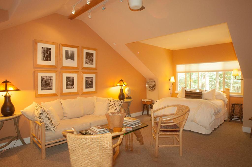 a bedroom with a bed and a couch and a table at Harmony Ridge Lodge in Nevada City