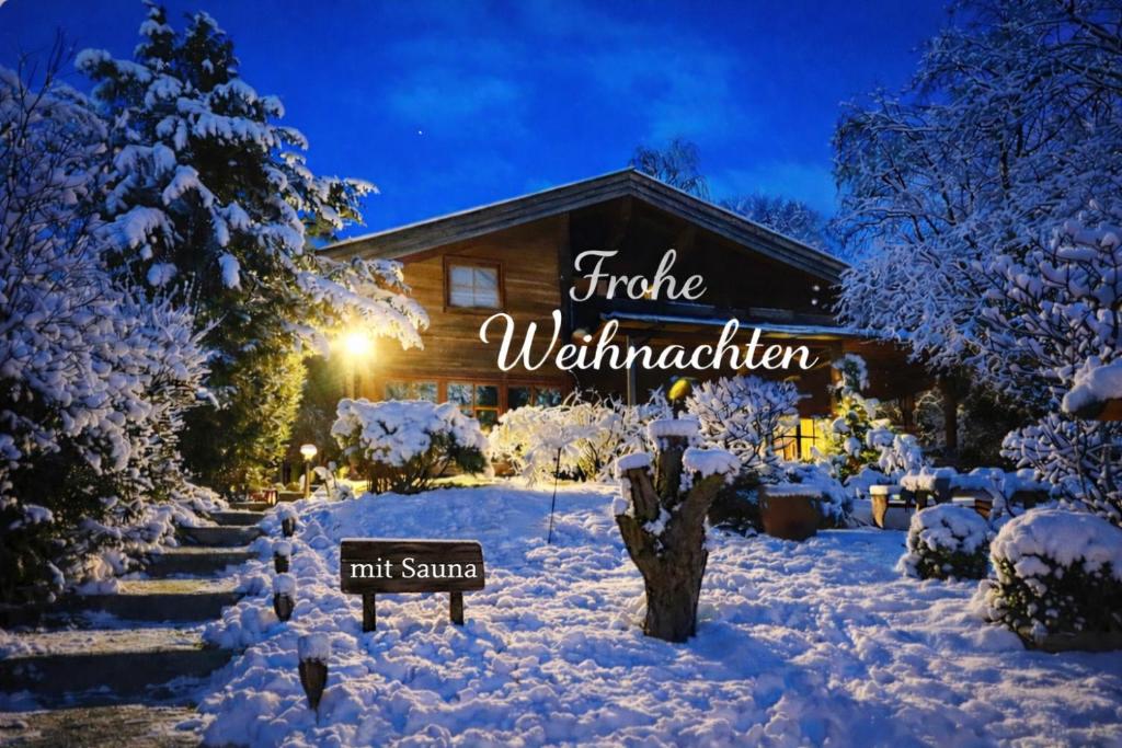 Ein schneebedecktes Haus mit einem Schild, auf dem „Wahre Winterfestmachung“ steht. in der Unterkunft Landhaus de Gaspary in Seehausen am Staffelsee