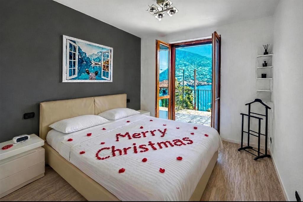 een slaapkamer met een kerstdeken op een bed bij Casa A&E - Panoramic Lake Orta Views in Oira