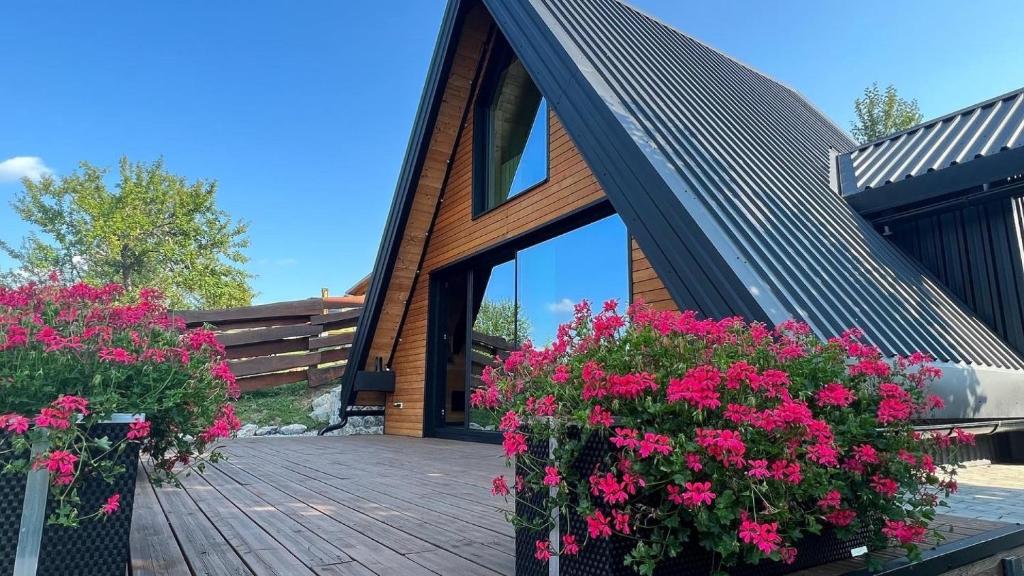 Zahrada ubytování Rustic villa Roza with outdoor pool in Kupjak