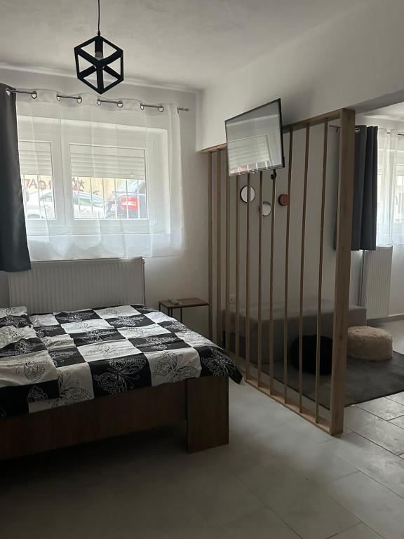 een slaapkamer met een bed en een televisie. bij Dafni Apartment Kozani in Kozani