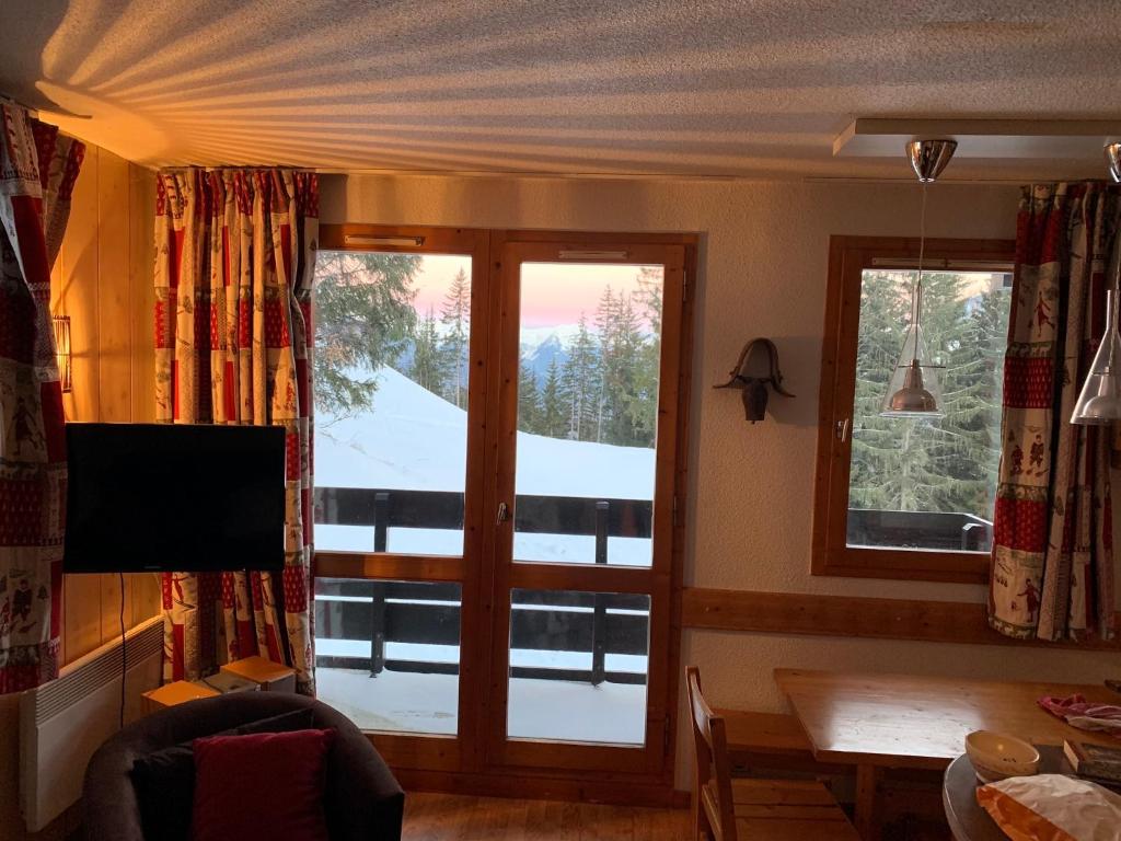 TV a/nebo společenská místnost v ubytování P2-3 esprit chalet sur les pistes de Courchevel