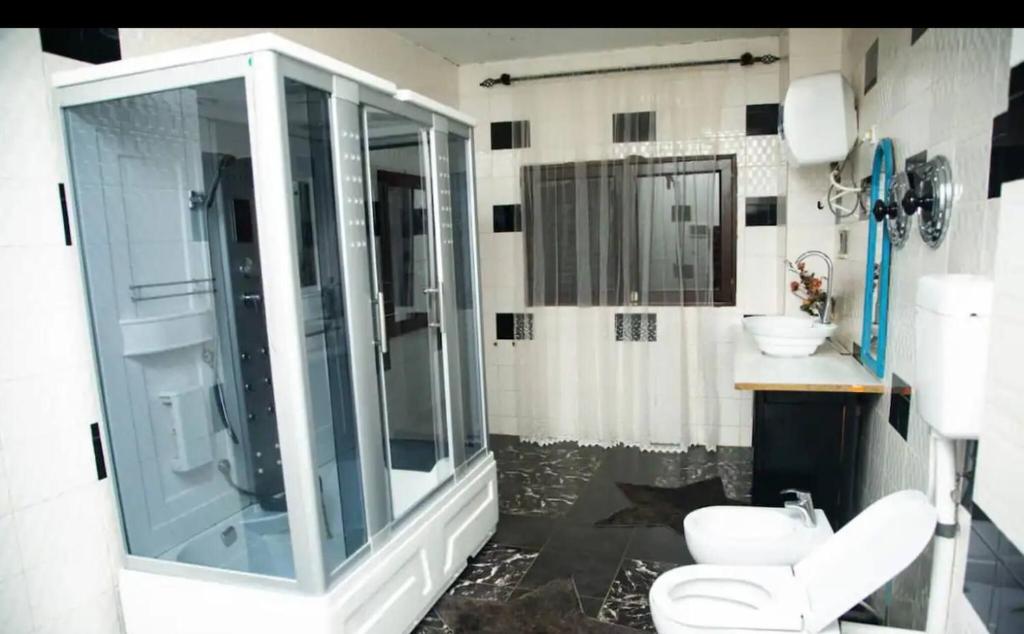 Et badeværelse på Maison Blanche Biteng