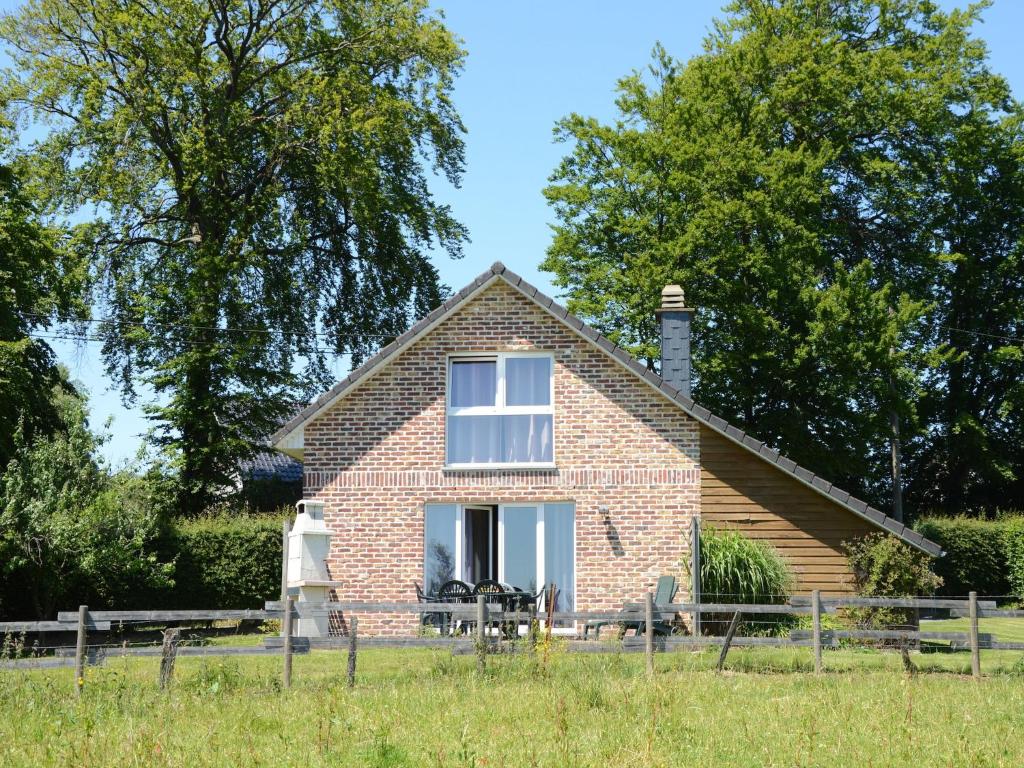 een stenen huis met een raam in een veld bij Family Home in Sourbrodt in Sourbrodt