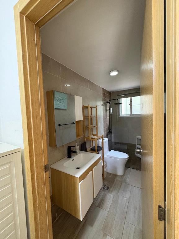 een badkamer met een wastafel en een toilet bij Boca paraiso in Boca Chica