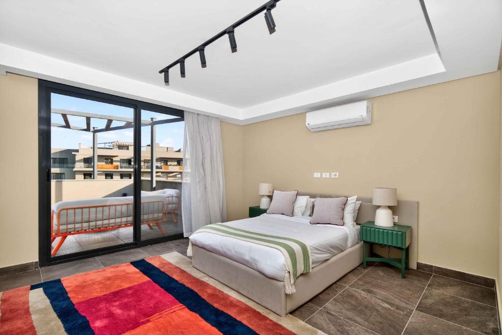 En eller flere senge i et værelse på Sodic Villette New Cairo Serviced Apartments by BirdNest