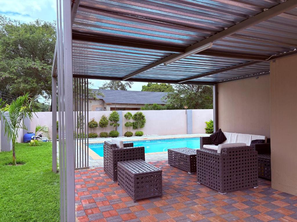 Hồ bơi trong/gần The August Home