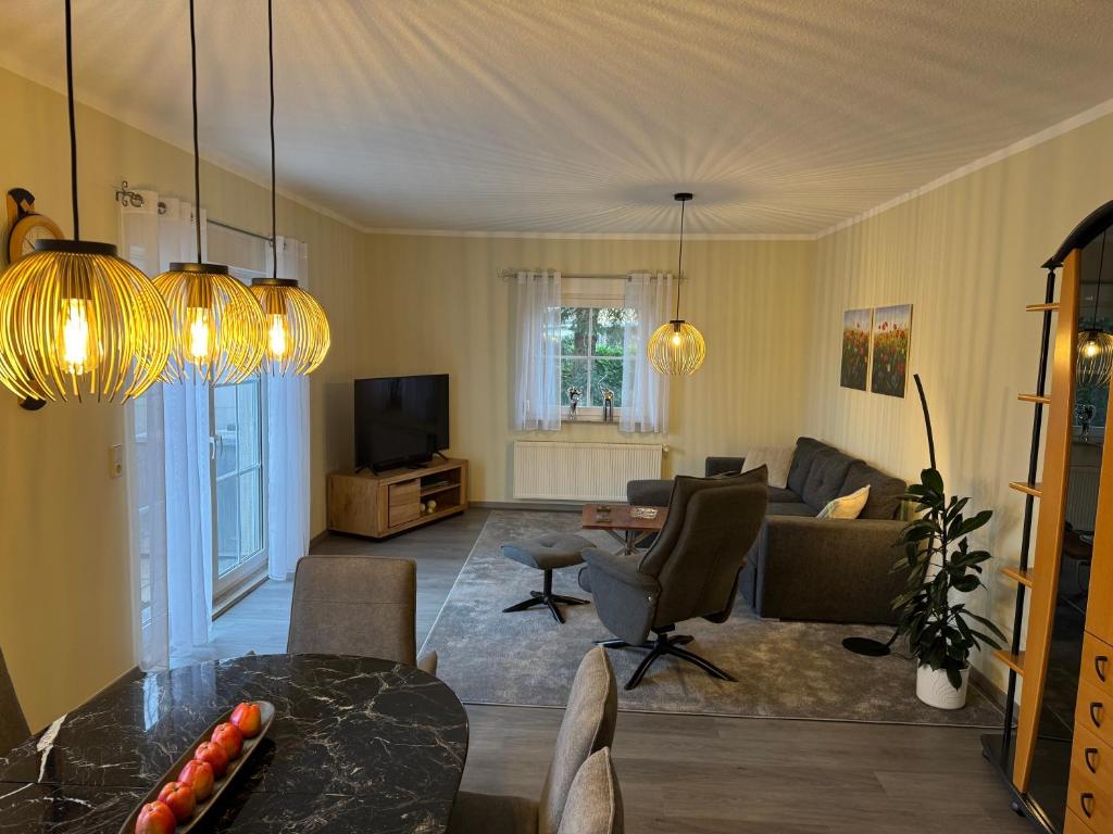 ein Wohnzimmer mit Sofa und Tisch in der Unterkunft Ferienhaus Mücheln in Mücheln