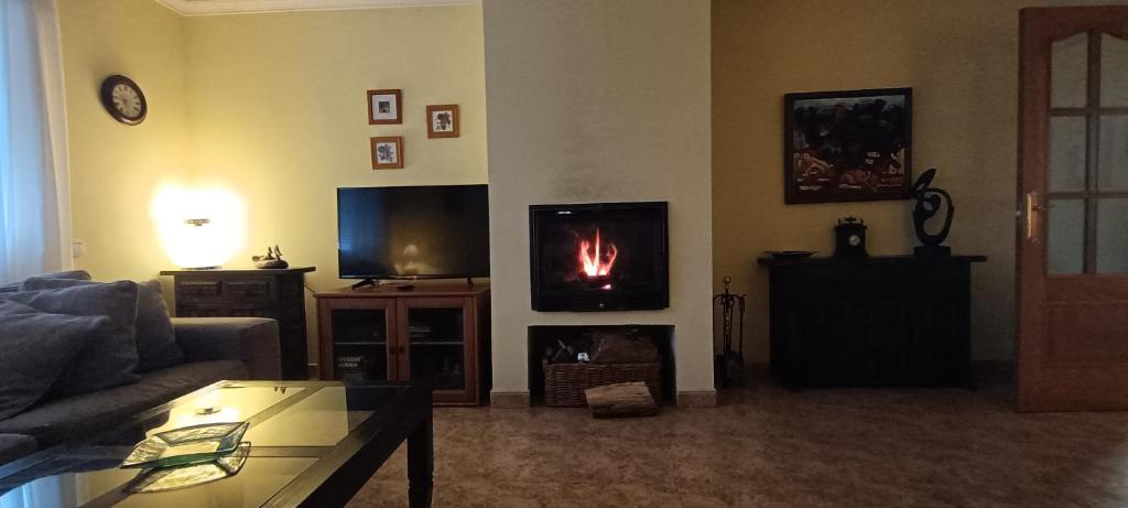 un soggiorno con divano e camino di Caprirural a Los Ángeles de San Rafael