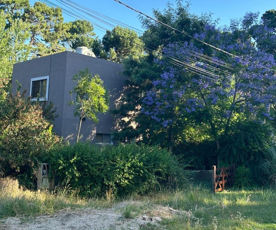 een huis aan de rand van een veld bij Jacaranda Mar Azul in Mar Azul
