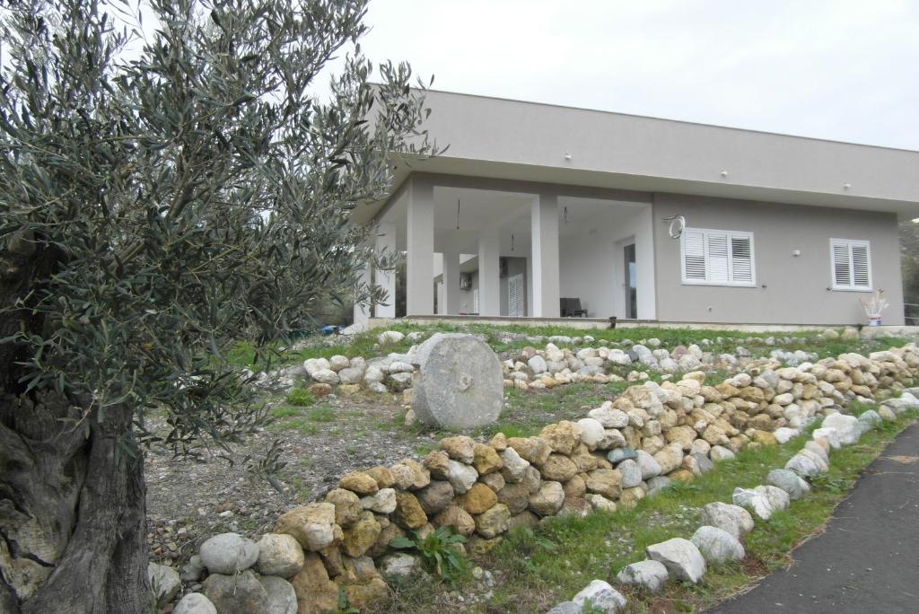 een gebouw met een berg stenen ervoor bij BeB Nido degli Ulivi in Catanzaro