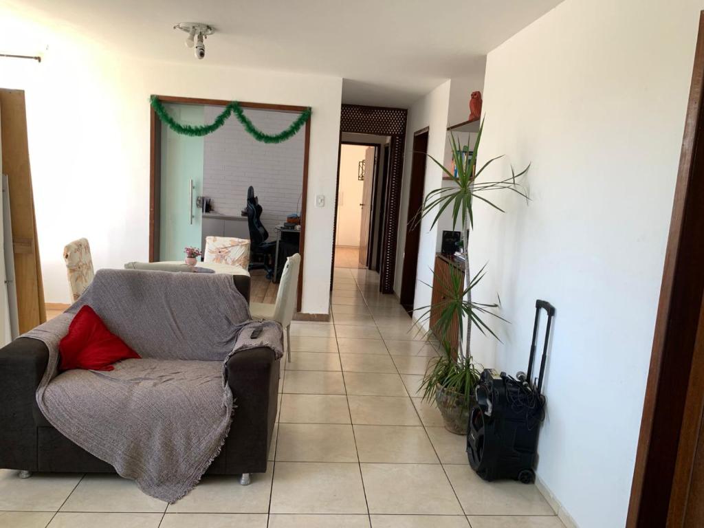 a living room with a couch and a table at Apto jaraguá lindo in Maceió