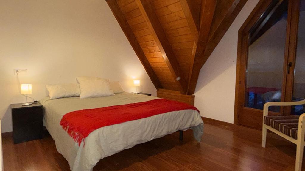 Giường trong phòng chung tại Montlude Apartament