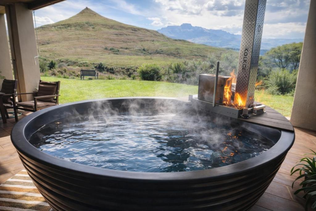 een jacuzzi met een barbecue in de tuin bij Dierama Dream Cathkin Estates in Ardmore