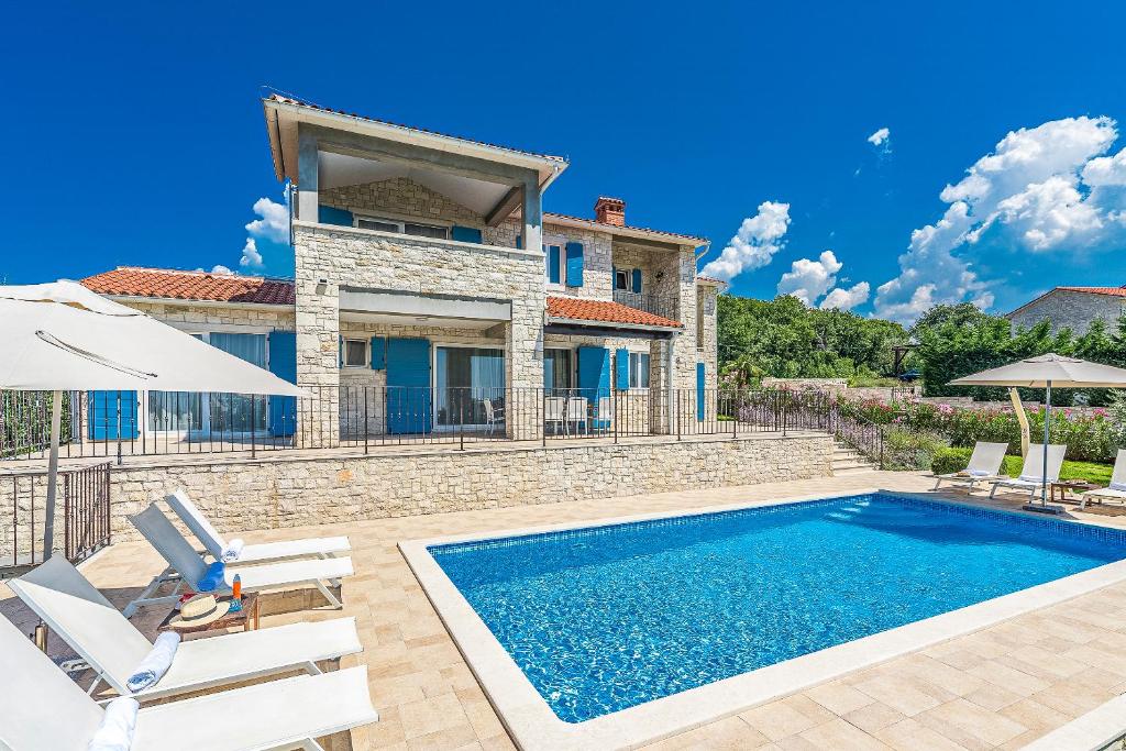 Villa Sterpazzi near Poreč with heated private pool, sea view, jacuzzi and sauna photo photo 3