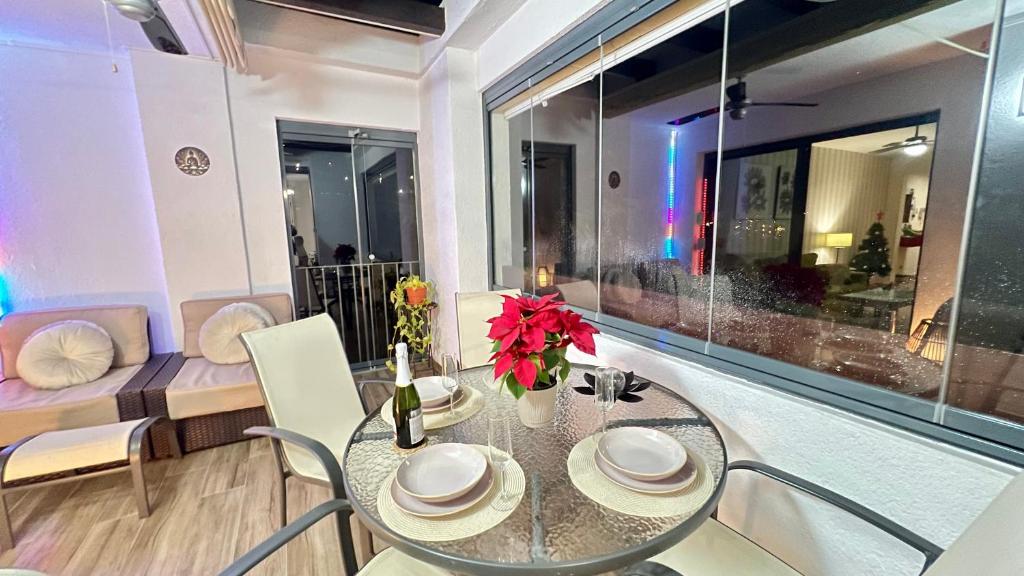 una sala da pranzo con un tavolo e un divano di AlaMar Cala Mijas Relax Premium Panoramic Sea Views SemiPenthouse a La Cala de Mijas