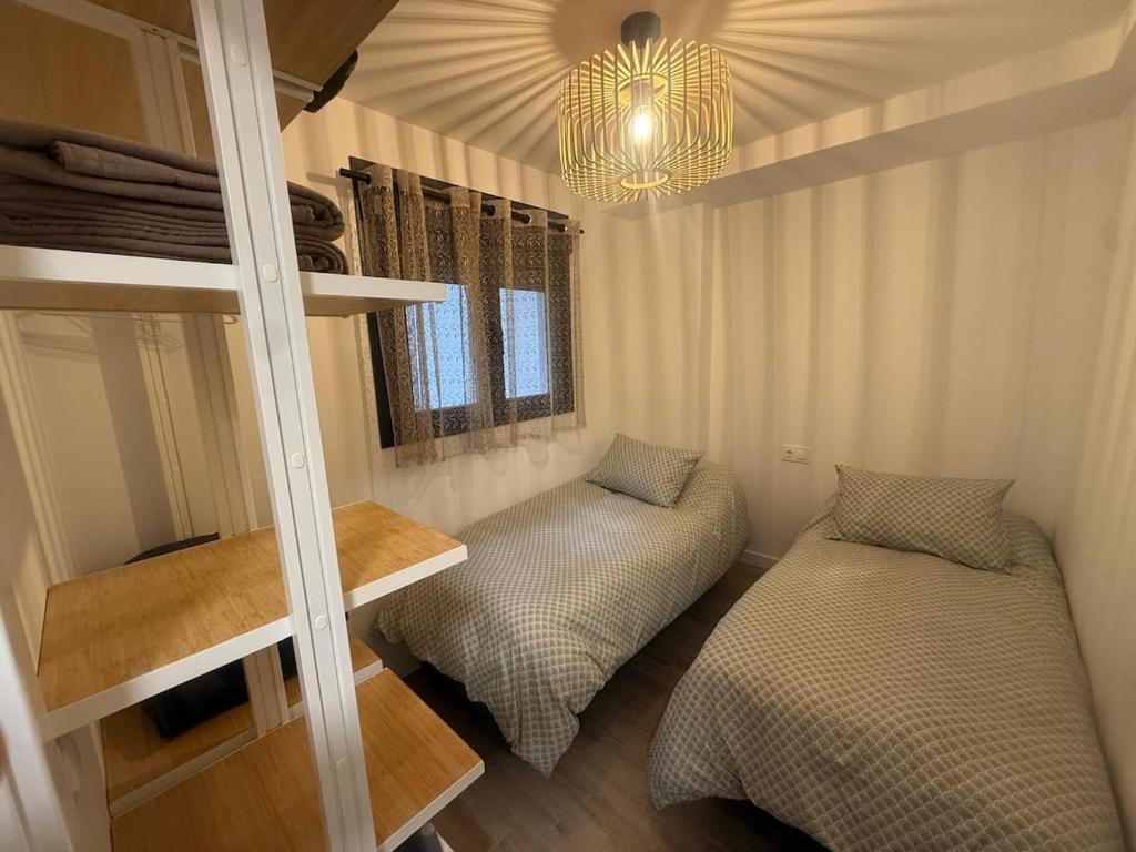 En eller flere senge i et værelse på Nice and central apartment in Fuengirola